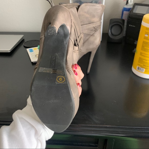 Size 9 Booties - Picture 3 of 4